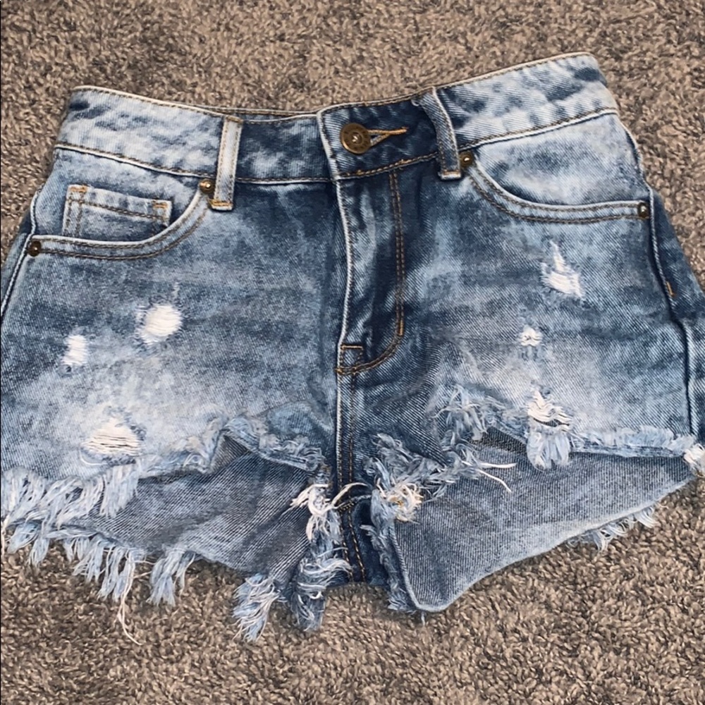 Ripped jean shorts sooo cute!!! Perfect for summer